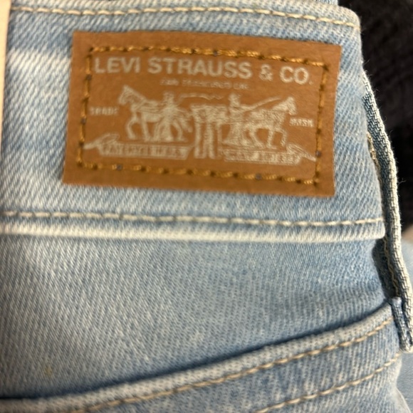 Levi’s 535 Ultra Low Rise Legging Crop NWT Size 27 Light Wash Color Variation - Picture 10 of 11